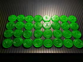 帝王绿高冰翡翠象棋一套，选料上乘，冰透水润，满绿通透，全手工精细浮雕，成色漂亮，配锦盒。完整全品。