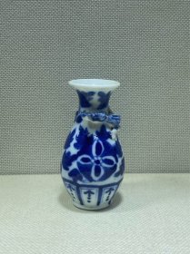 光绪时期青花螭龙玉壶春瓶
高8.5cm，宽5cm，品相请参考图片