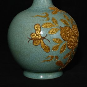 宋汝窑沥粉描金寿桃蝴蝶纹胆瓶，高28.8×16厘米