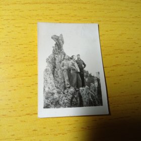 老照片–60年代三个年轻女孩站在假山上留影