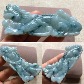 【赔本起拍】超大【8.5*3.6*0.7cm】高冰种天然A货翡翠是种水像冰一样晶莹剔透的最高端天然翡翠之一【高冰种飘花天然A货翡翠】【祥龍献瑞】摆件把件，大件厚装，种水媲美大型拍卖会470000000元成交的翡翠【图5】尺寸大大超过商场价格880000元翡翠佛公【图6】巧夺天工，权威鉴定证书，终生保真，全球可检】大型拍卖会数千万元成交翡翠很多】终生保真，仿高冰种翡翠最多是玻璃【图7】玻璃低没清凉感