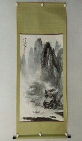 保真书画，广西名家，关永华《漓江晨雾图》山水画132.5×66.5cm，原装裱立轴。
       关永华， 男，1949年1月生于广西桂林。现为桂林市工艺美术研究所所长、国家高级工艺美术师、广西工艺美术大师。