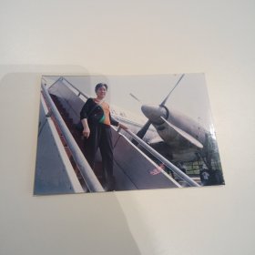 老照片–女子在中国民航飞机舷梯上留影（机翼叶片清晰可见）