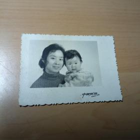 老照片–母女合影（1983年于北京，中国照相）