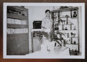 七八十年代拍摄《室内古董书架前的女子》原版黑白照片1张