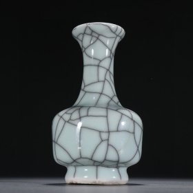 旧藏哥釉花瓶尺寸：高13.8cm宽7.75cm