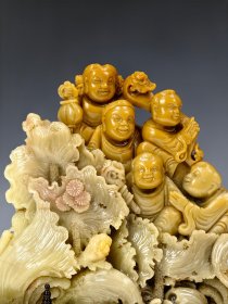 【寿山石】四大印章石之首“寿山石”满工雕刻“多子多财”人物纹摆件。 整体纯手工满工雕刻，刻画人物形象细腻，赋予动感，其画面饱满，关系紧密，排列有序，工艺精湛一流。寿山石晶莹脂润，色彩斑斓，色界分明，呈色稳定，发色自然，美不胜收。其入手湿润、细腻，手感极佳，压手十足，配合寿山石本身天然的色彩，后天艺术的巧琢，呈现之图中成品美轮美奂之效果，实乃艺术品寿山石之瑰宝一件！