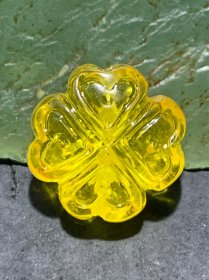 精美天然乌克兰原矿蜜蜡雕刻幸运四叶草背云（板珠，吊坠)一个。