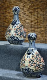 旧藏 识款【大元国至正元年九月】青花釉里红捏塑两面开窗兽首堆塑蒜头瓶一对，此瓶捏塑工艺精美，寓意一鸣惊人，胎体厚重感十足，保存完整，尺寸见图一