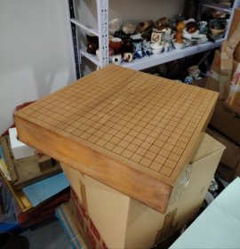 日本独木实木围棋盘，品相很好，盘面干净，有一个角有一点压痕如图。长46厘米，宽42.3厘米，厚9厘米。