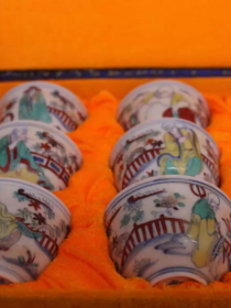 明斗彩十八罗汉纹茶杯一套