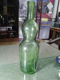 一个民国时期高大的果酒玻璃瓶