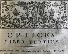 1740年，艾萨克 牛顿 《光学》， 关于光的反射、折射、弯曲和颜色。一卷全，拉丁语，极珍贵稀有的科学名著之古典原版，牛顿最重要的两部巨著之一，牛顿粒子或光发射理论的经典表述和首次完整介绍，书首页牛顿大幅铜版雕像，红黑套印和铜版画书题页，书内另含12幅极精彩的折叠铜版画，铜版画背景首大字母及页首横幅花纹装饰，摩洛哥犊皮原版外封，烫金竹节书脊，18.5X24.2CM。