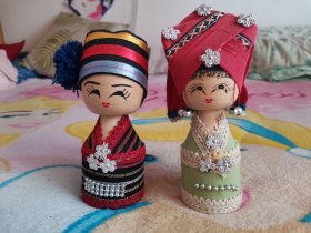 2个少数民族特色的木玩偶摆件装饰品