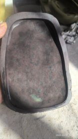 创汇时朝朝天岩大六寸敲边端砚，下发迅速而细腻。普通老书道墨条，也能研出紫蓝光。有一处石缺，见尾图。