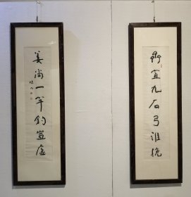 林凡 书法对联130×31×2软片（保真 私洽） 林凡，1931年生于湖南益阳。中国美协会员、中国书协会员、中国作协会员、中国工笔画学会名誉会长。中国人民解放军美术创作院副院长，人民大学林凡工作室硕士班导师，是享受国务院特殊贡献津贴的专家。