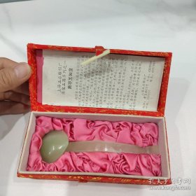 文房雅玩 玉如意 美容玉如意 精 选 辽宁岫岩玉制成，玉质细腻温润，品相完好 收藏 精 品 看好下拍，不支持退货