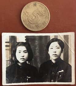 老照片 品相尺寸以图为准 货号：16715 五十年代的大学生 建国初期1952年佩戴校徽的知识分子