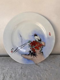 景德镇高级工艺美术大师邹甫仁手绘的瓷盘一个，直径23厘米，完整的，卖2千元。