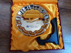 庆祝武汉航空公司成立15周年纪念镀银金属盘一件，品好包快递发货。