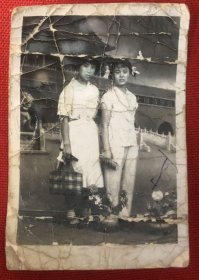 1961年姐妹二人在天安门合影老照片