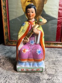 老胡三太奶坐像一座