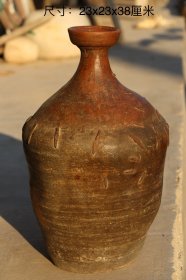 陶酒瓶，清晚期，做工精细，工艺精湛，因使用过程中打破后，古人用锔钉锔起后继续使用，这是一种古老的手艺形态别致