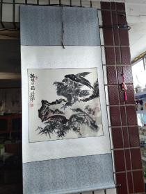 著名画家李玉龙大写意雄鹰图斗方一幅，68*68CM。画面稍微磨损如图。李玉龙1950年生于河北任丘，现为中国书画家研究会会员，国家一级美术师，中美协会员，吉林省美协会员，吉林省书协会员，白城市美协副主席。教授研究员，职业画家。目前市场价格持续走高，值得收藏。