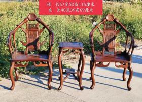 花梨木鹿角椅。
选料上乘，雕刻漂亮，造型别致，质地精良，品相如图……
