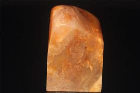 这是一块 （玻璃冻底）巴林  水草玛瑙冻石    印章   雕工精良栩栩如生 ，纯天然结晶冻石，性老稳定产量少，如此质地的结晶。