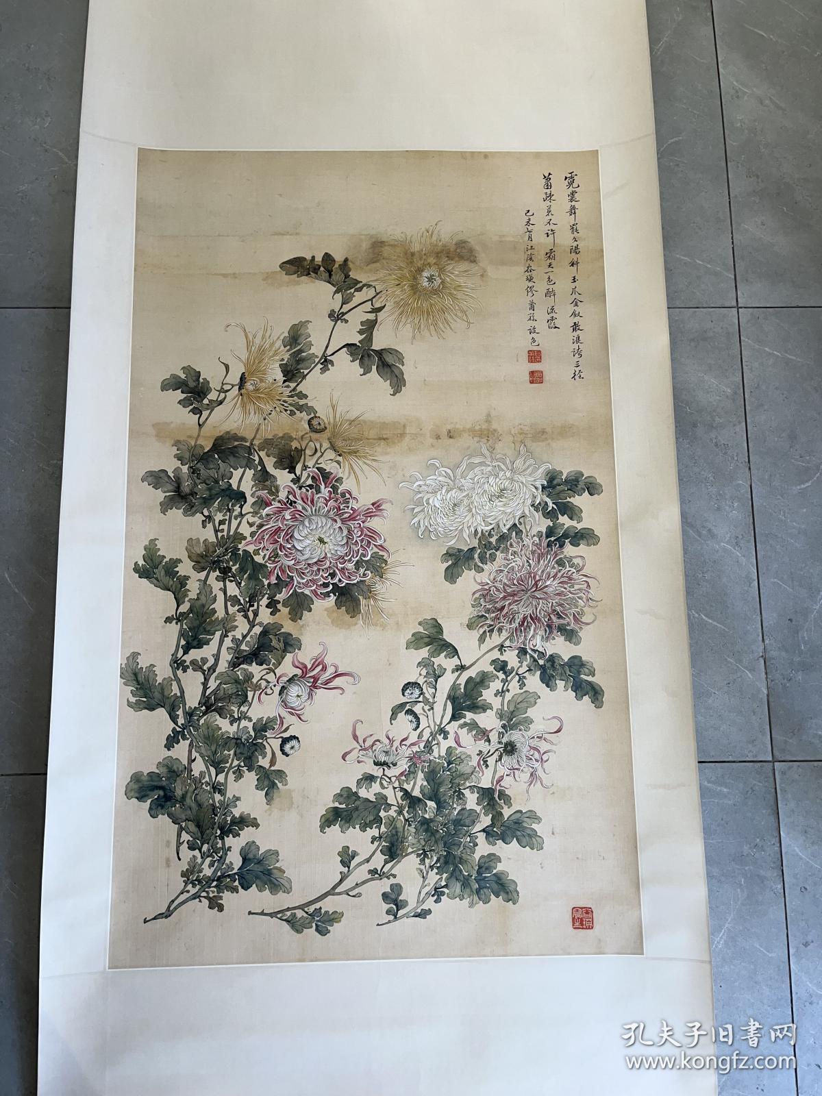 上海文物公司旧藏海上三菊之繆谷瑛绢本花卉立轴106*64
缪谷瑛（1875～1954）现代国画家。字莆孙，号由里山人、晚香室主。江苏江阴人。为黄山寿再传弟子。工画花卉，最擅写菊。寄居上海，曾任教于仓圣明智大学，为国画教师。时哈同爱俪园中名菊甚众，其课余必往写生。工笔彩绘，极得秋色晚香之盛。经历年积累，笔下所绘之菊达三百余种，时人称之为“画菊专家”。工诗，有《晚香室诗钞》稿。1925年与吴昌硕、王震