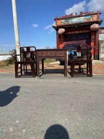 老中堂一套，完整牢固，品相如图。 尺寸架机案长226厘米宽35厘米87厘米 方桌长94厘米宽94厘米高84厘米 椅子长60厘米宽50厘米高98厘米，不包邮！！！