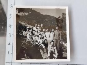 50-70年代帅哥们佩戴毛主席像章合影泛银照片