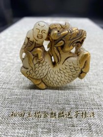 和田玉描金麒麟送子手把件，包浆浓厚，皮壳老辣，保存完好无磕碰，雕工精美，玉质油润通透，沁色自然，品相完整，