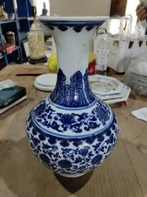 大清乾隆年制青花瓷花瓶，高度约31cm