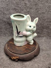 八十年代兔子抱竹笔筒老瓷器