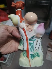 80年代国营陶瓷厂寿星老酒具一套
品相如图实拍，收藏怀旧佳品，稀少难得一套，辽宁海城陶瓷厂生产，保老保真一万年。80年代手绘寿星老酒具一套。盘子延年益寿，非常漂亮。