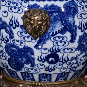 大清乾隆青花狮纹包铜回流缸（31.5×37cm）