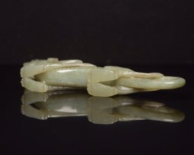 和田玉龙 规格: 16.8×5.3×2.3厘米，重 153克。 玉质温润细腻，沁色自然，刀功老道，皮壳包浆一流，雕刻生动，线条流畅，品相完美！