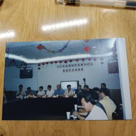 2002无锡极限集邮研讨会暨极限集邮展览会场有陈肇彦老师在