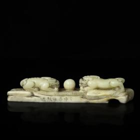 旧藏寿山白芙蓉石雕刻瑞兽印章，长14厘米宽2.3厘米高3厘米，重128克