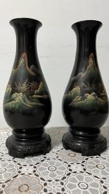 创汇时期高品黑色漆瓶一对（瓶口5.7厘米，瓶肚10，高24）纯手绘风景，底座一体