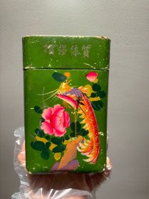 罕见。五十年代国营北京茶业公司老茶叶盒，图漂亮鲜艳，上有文字写茶叶第一门市部前门外五牌楼和东安门市部地址，还有早期北京电话三局五局电话号码，完整有盒盖。。PS：老物件自然旧，品如图自鉴。要求完美者慎拍。不是新产品