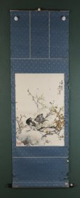 苏州画院院长 沈威峰 梅雀图 纸本立轴 原装原裱 58*45cm 品相：有虫蛀。 沈威峰（b.1965），扬州人，为全国青年委员，中国美术家协会会员，苏州美术家协会理事，苏州画院院长。2003年应人民大会堂邀请创作了《映日荷花别样红》，悬挂于全国人大常委会议厅门口，2004年应中组部邀请，创作了《荷之韵》，悬挂于中组部部长会议室。