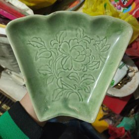 七八十年代绿釉牡丹花纹盘子