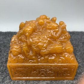 珍藏旧藏老蜜蜡龙印传国玉玺尺寸：长9.8厘米.宽9.8厘米.高9厘米. 重量：1326克