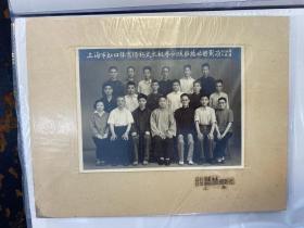 1964年上海市虹口体育场杨式太极拳训练班结业留影（中间是杨式太极宗师傅钟文）