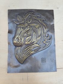 安建达，探索环境雕塑浮雕艺术之路始自90年代初 01年，安建达艺术作品赴英国巡回展 04年，安建达艺术壁画入选第十届全国美展壁画展区 05年，安建达艺术荣获第十二届中国艺术博览会金奖 06年，入选国内最高级别的工艺美术“华艺杯”。 08年，中央电视台录制专题片《铜雕侠影》。 2000年至今，安建达环境建筑浮雕作品在国内己达几十处,作品几百幅 安建达艺术铜雕举办3次专题艺术展。等30多家媒体报导