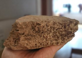 一块历尽数十亿年岁月洗礼的石头，产地敦煌，重量约610克，尺寸15cm*10cm，厚约5cm