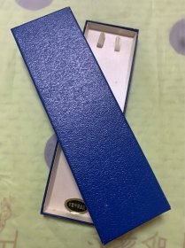 【海外回流  vintage中古】回流中古首饰盒  小年份  很实用  细节可见，内里带金或银色字迹   仔细看好图片，尺寸如图，有瑕疵，介意勿拍，谨慎下单！出售不退！偏远地区邮费联系客服另算！